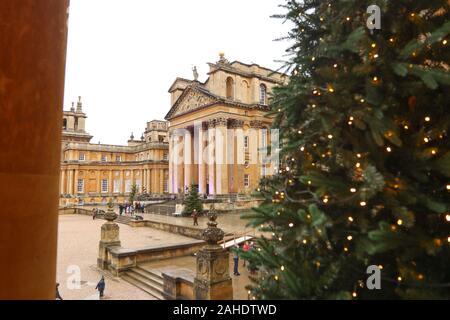 Vista del Palazzo di Blenheim a Natale. The Oxfordshire UK maestosa casa fu il luogo di nascita di Sir Winston Churchill. Il primo ministro del Regno Unito. 1940-45 Foto Stock