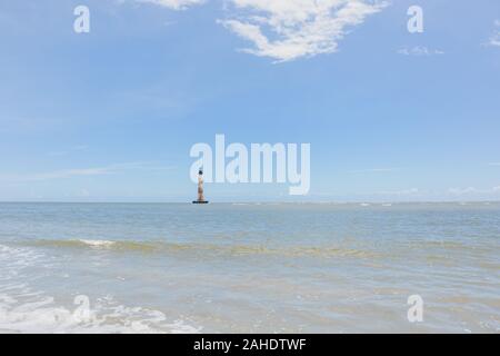 L'iconico faro, ora sul Registro Nazionale dei Luoghi Storici, sorge sopra il mare su Morris island vicino a Charleston, Carolina del Sud. Foto Stock