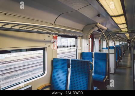 All'interno del vagone treno Germania, Dusseldorf. Treno vuoto interiore. vista interna del corridoio all'interno di treni passeggeri con tessuto blu sedi di tedesco Foto Stock