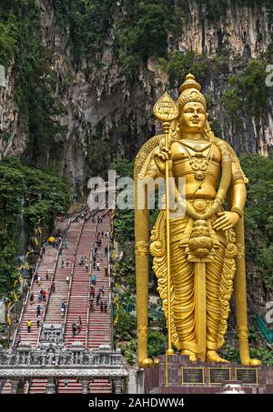 Le Grotte di Batu Signore Murugan statua e ingresso vicino a Kuala Lumpur, Malesia. Foto Stock