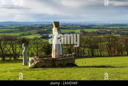 Valle dei Santi e la sua statue di pietra in Bretagna, Francia Foto Stock