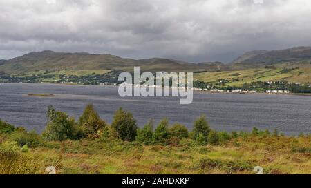 Loch Carron & Lochcarron villaggio visto dal Attadale, Wester Ross, Highland, Scozia Foto Stock