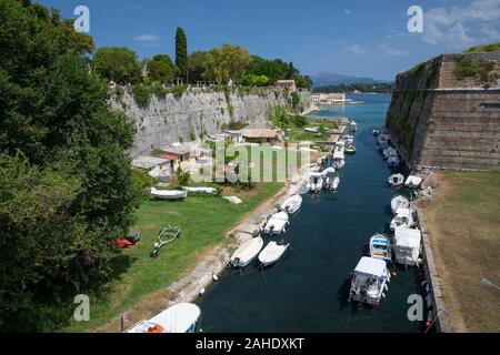 Canale di Contrafossa che separa la Fortezza Vecchia dalla città di Corfù Grecia Foto Stock