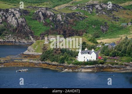 Nord Strome & Strome Castello visto dal di sopra Stromeferry, Loch Carron, Wester Ross, Highland, Scozia Foto Stock