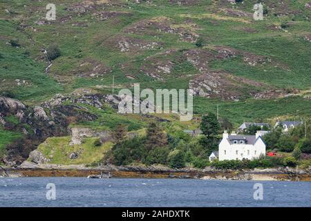 Nord Strome & Strome Castello visto dal Stromeferry, Loch Carron, Wester Ross, Highland, Scozia Foto Stock