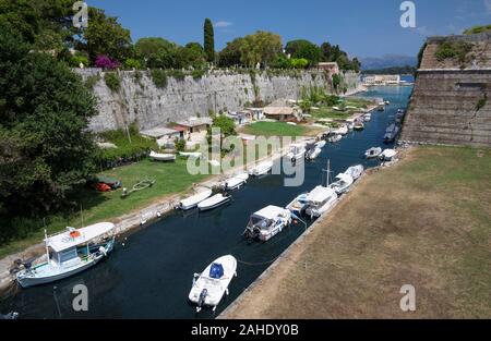 Canale di Contrafossa che separa la Fortezza Vecchia dalla città di Corfù Grecia Foto Stock