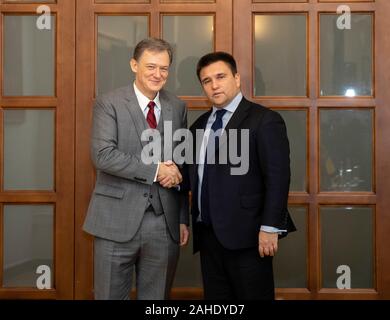 Stati Uniti Vice Assistente del Segretario di Stato per l'Unione e gli affari eurasiatica George P. Kent, sinistra, incontra il ministro ucraino degli Affari Esteri Pavlo Klimkin Dicembre 3, 2018 a Kiev in Ucraina. Foto Stock