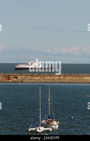 La principessa delle Ebridi passando il più lungo frangiflutti NEL REGNO UNITO, avvicinando il porto di Holyhead Foto Stock