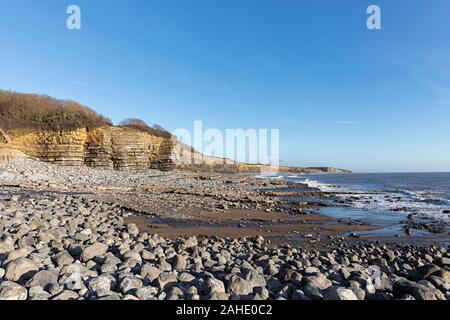 Beach di St Donats sul Glamorgan Heritage Coast a piedi, Wales, Regno Unito Foto Stock