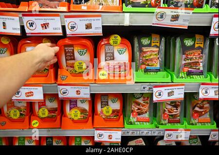 Prodotti a base di carne confezionati in un negozio Foto Stock