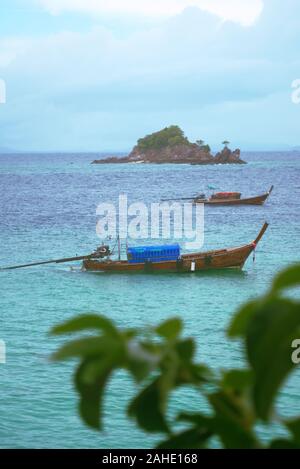 Le imbarcazioni da diporto ancorate sulle acque turchesi vicino alla spiaggia di Koh Khai island, Thailandia. Foto Stock