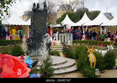 Parigi, Francia -24 dic 2019- vista di un Marche de Noel tradizionale mercatino di Natale in Piazza René Viviani nel quinto arrondissement di Parigi, Franc Foto Stock