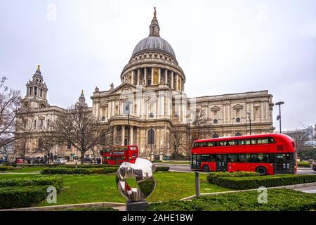St. Pauls cathedral aand double-decker bus, London, UK Foto Stock