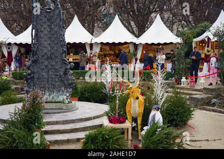 Parigi, Francia -24 dic 2019- vista di un Marche de Noel tradizionale mercatino di Natale in Piazza René Viviani nel quinto arrondissement di Parigi, Franc Foto Stock