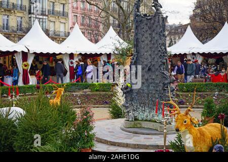 Parigi, Francia -24 dic 2019- vista di un Marche de Noel tradizionale mercatino di Natale in Piazza René Viviani nel quinto arrondissement di Parigi, Franc Foto Stock