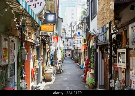 Golden Gai ("Golden District') alley per giorno; Shinjuku, Tokyo, Giappone Foto Stock