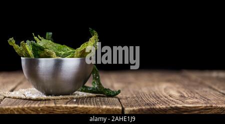 Una sana Savoy chip su un tavolo di legno come dettagliato di close-up shot (messa a fuoco selettiva) Foto Stock