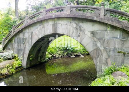 Luna piena ponte di Koishikawa Korakuen Giardini di Tokyo Foto Stock