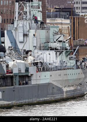 Museo nave crociera leggera HMS Belfast sul Tamigi con Southwark uffici edifici in background. Londra, Regno Unito Foto Stock