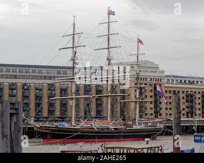 Clipper 'Stad Amsterdam' visitare Londra, ormeggiata presso Butlers Wharf in Shad Thames, London, Regno Unito. Visto attraverso il fiume da Wapping. Foto Stock