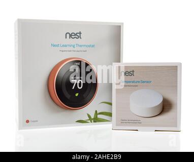 Winneconne, WI - 16 Novembre 2019: un pacchetto di Google Nest learning termostato nido e sensore di temperatura su un sfondo isolato Foto Stock