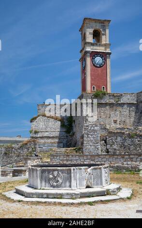 La torre dell'orologio della vecchia fortezza di Corfù, Grecia Foto Stock