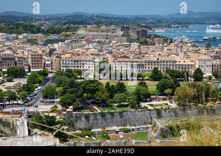 Vista sulla città di Corfù dalla fortezza, Corfù, Grecia Foto Stock