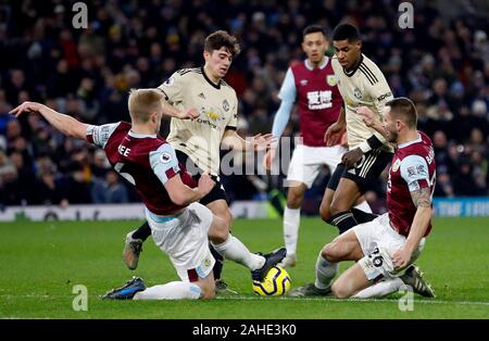 Il Manchester United è Daniel James (seconda a sinistra) e Marcus Rashford battaglia per il possesso contro Burnley del Ben Mee (sinistra) e Phil Bardsley durante il match di Premier League a Turf Moor, Burnley. Foto Stock
