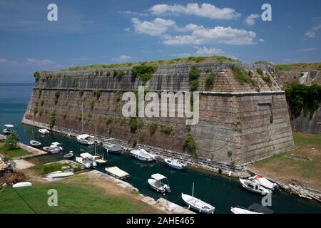 Canale di Contrafossa che separa la Fortezza Vecchia dalla città di Corfù Grecia Foto Stock