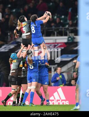 Twickenham, Londra, Regno Unito. 28 dicembre, 2019. Big Game 12 Womens Rugby, arlecchini versus Leinster; Alice Sheffield di arlecchini e Hannah O'Connor di Leinster competere per la sfera lineout - Editoriale usare carte di credito: Azione Plus sport/Alamy Live News Foto Stock