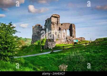 Il Manor Hall entro le rovine del castello di Kendal nel tardo pomeriggio di sole in può essere visto da ovest Foto Stock