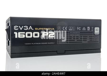 Winneconne, WI - 24 Dicembre 2019 : un pacchetto di EVGA Supernova 1600 P2 Alimentazione di corrente su un sfondo isolato Foto Stock