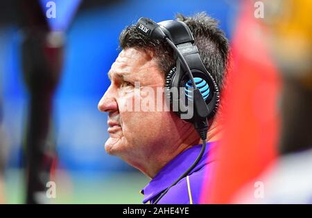 Atlanta, Stati Uniti. 28 dicembre, 2019. La LSU Tigers head coach ed Orgeron orologi da margine durante la prima metà del Pulcino-fil-una ciotola di pesche NCAA semifinale partita contro l'Oklahoma Sooners al Mercedes-Benz Stadium di Atlanta, Sabato, Dicembre 28, 2019. Foto di David Tulis/UPI Credito: UPI/Alamy Live News Foto Stock