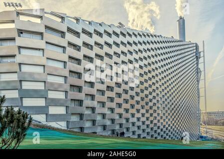 La gente di fronte all'enorme Copenhill, una centrale elettrica rispettosa dell'ambiente e una pista da sci artificiale a Copenhagen, il 16 febbraio 2019 Foto Stock