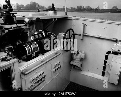 AJAXNETPHOTO. 1952. PORTSMOUTH, Inghilterra. - Motovedette veloci tipo 'B' - VOSPER LTD., Portsmouth costruito GAY BOMBARDIER, pendente nr. P1042. Prove di marketing e foto da Vosper Thornycroft collezione. Barca varata 20agosto, 1952. Interno del ponte cercando di dritta. Foto:VT raccolta/AJAXNETPHOTO Ref:G3122605 13583 Foto Stock