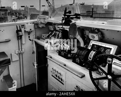 AJAXNETPHOTO. 1952. PORTSMOUTH, Inghilterra. - Motovedette veloci tipo 'B' - VOSPER LTD., Portsmouth costruito GAY BOMBARDIER, pendente nr. P1042. Prove di marketing e foto da Vosper Thornycroft collezione. Barca varata 20agosto, 1952. Interno del ponte, CERCANDO DI PORTA. Foto:VT raccolta/AJAXNETPHOTO Ref:G3122605 13584 Foto Stock