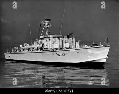 AJAXNETPHOTO. 1952. PORTSMOUTH, Inghilterra. - Motovedette veloci tipo 'B' - VOSPER LTD., Portsmouth costruito GAY BOMBARDIER, pendente nr. P1042. Prove di marketing e foto da Vosper Thornycroft collezione. Barca varata 20agosto, 1952. Sul lato di dritta prua, come MTB. Foto:VT raccolta/AJAXNETPHOTO Ref:G3122605 13587 Foto Stock