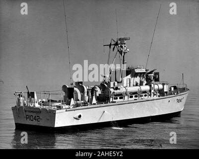 AJAXNETPHOTO. 1952. PORTSMOUTH, Inghilterra. - Motovedette veloci tipo 'B' - VOSPER LTD., Portsmouth costruito GAY BOMBARDIER, pendente nr. P1042. Prove di marketing e foto da Vosper Thornycroft collezione. Barca varata 20agosto, 1952. A dritta trimestre, come MTB. Foto:VT raccolta/AJAXNETPHOTO Ref:G3122605 13588 Foto Stock