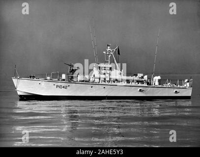 AJAXNETPHOTO. 1952. PORTSMOUTH, Inghilterra. - Motovedette veloci tipo 'B' - VOSPER LTD., Portsmouth costruito GAY BOMBARDIER, pendente nr. P1042. Prove di marketing e foto da Vosper Thornycroft collezione. Barca varata 20agosto, 1952. Foto:VT raccolta/AJAXNETPHOTO Ref:G3122605 13589 Foto Stock