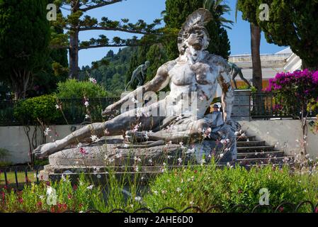 Statua in marmo di morire Achille nei giardini di Palazzo Achilleion, Gastouri, Corfù, Grecia Foto Stock