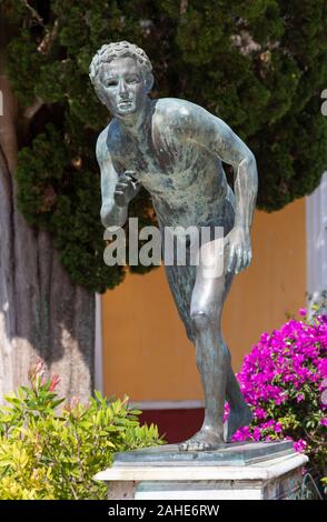 Statua in bronzo del runner nel cortile delle Muse, Palazzo Achilleion, Corfù, Grecia Foto Stock