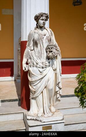 Statua di marmo di Melpomene musa protettore della tragedia, nel cortile delle Muse, Palazzo Achilleion, Corfù, Grecia Foto Stock