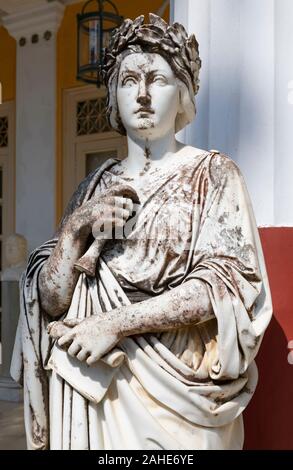 Statua in marmo della musa Clio nel cortile delle Muse, Palazzo Achilleion, Corfù, Grecia Foto Stock