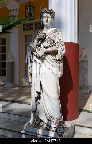 Statua in marmo della musa Clio nel cortile delle Muse, Palazzo Achilleion, Corfù, Grecia Foto Stock