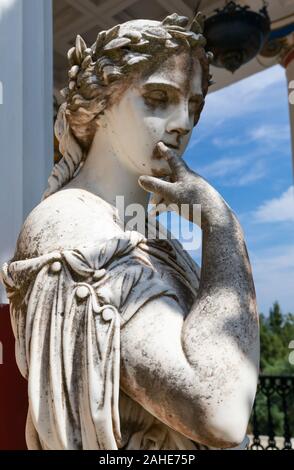 Statua in marmo di Malmo Calliope nel cortile delle Muse, Palazzo Achilleion, Corfù, Grecia Foto Stock