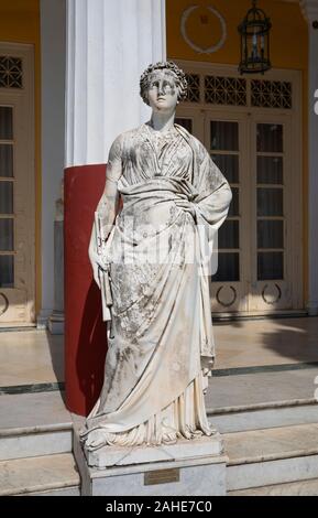 Statua in marmo di Euterpe, musa della Musica, nel cortile delle Muse, Palazzo Achilleion, Corfù, Grecia Foto Stock