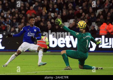 Londra, Regno Unito. 28 dicembre, 2019. Grigio Demarai di Leicester City (L) germogli punteggi e il suo team di obiettivo 2a. Premier League, West Ham United v Leicester City presso la London Stadium, Queen Elizabeth Olympic Park a Londra sabato 28 dicembre 2019. Questa immagine può essere utilizzata solo per scopi editoriali. Solo uso editoriale, è richiesta una licenza per uso commerciale. Nessun uso in scommesse, giochi o un singolo giocatore/club/league pubblicazioni . pic da Steffan Bowen/Andrew Orchard fotografia sportiva/Alamy Live news Credito: Andrew Orchard fotografia sportiva/Alamy Live News Foto Stock