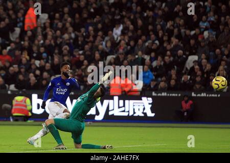 Londra, Regno Unito. 28 dicembre, 2019. Grigio Demarai di Leicester City (L) germogli punteggi e il suo team di obiettivo 2a. Premier League, West Ham United v Leicester City presso la London Stadium, Queen Elizabeth Olympic Park a Londra sabato 28 dicembre 2019. Questa immagine può essere utilizzata solo per scopi editoriali. Solo uso editoriale, è richiesta una licenza per uso commerciale. Nessun uso in scommesse, giochi o un singolo giocatore/club/league pubblicazioni . pic da Steffan Bowen/Andrew Orchard fotografia sportiva/Alamy Live news Credito: Andrew Orchard fotografia sportiva/Alamy Live News Foto Stock