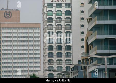 Tel Aviv Israele 25 dicembre 2019 Vista di edificio moderno nelle strade di Tel Aviv nel pomeriggio Foto Stock