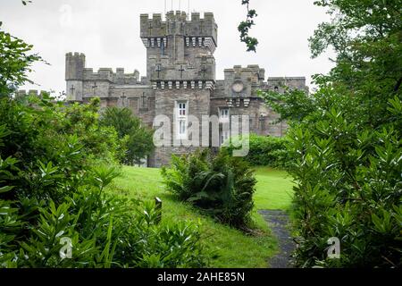 Un castello neogotico vittoriano di Wray, Lake District, Cumbria, Regno Unito Foto Stock